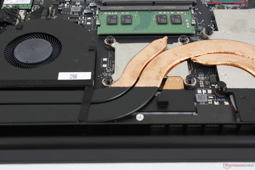 Il condotto termico centrale sopra la CPU e la GPU è notevolmente più grande per un laptop.