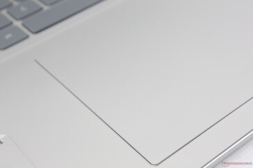 Il Clickpad è stilizzato e non presenta alcun bordo visibile lungo il bordo superiore
