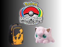 Viene mostrato il merchandising dei Campionati Mondiali Pokémon (Fonte: The Pokémon Company con modifiche)