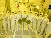 I wafer dei chip semiconduttori da 3 nm di Samsung mostrati dagli operai della fabbrica (Fonte: Samsung)