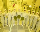 I wafer dei chip semiconduttori da 3 nm di Samsung mostrati dagli operai della fabbrica (Fonte: Samsung)