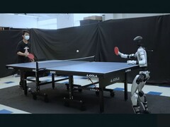 Un robot Unitree G1 equipaggiato con HITTER che gioca a ping pong (Fonte immagine: Hybrid Robotics via YouTube; screenshot modificato)