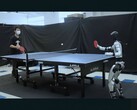 Un robot Unitree G1 equipaggiato con HITTER che gioca a ping pong (Fonte immagine: Hybrid Robotics via YouTube; screenshot modificato)