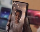 L'Xperia 1 IV (Mark 4) potrebbe venire con una fotocamera sotto il display nella parte anteriore per consentire cornici più sottili. (Fonte immagine: Sony - modificato)