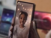 L'Xperia 1 IV (Mark 4) potrebbe venire con una fotocamera sotto il display nella parte anteriore per consentire cornici più sottili. (Fonte immagine: Sony - modificato)