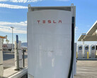 La pila Megacharger di Tesla (immagine: RodneyaKent/X)