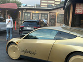 Il robotaxi Cybercab che fa sosta presso Terry Black's ad Austin, in Texas