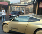 Il robotaxi Cybercab che fa sosta presso Terry Black's ad Austin, in Texas