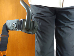 Le cinghie oscillano sulle cosce. (Fonte: Notebookcheck)