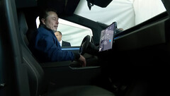 Elon Musk fa fare un giro a Bibi Netanyahu sul Cybertruck (immagine: IsraeliPM/YT)