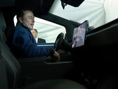 Elon Musk fa fare un giro a Bibi Netanyahu sul Cybertruck (immagine: IsraeliPM/YT)