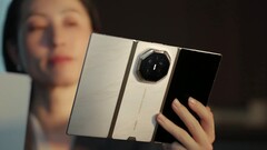 Oltre al colore principale, il viola, l’Huawei Mate XT2 sarà disponibile anche nelle varianti oro/bianco e oro/nero.