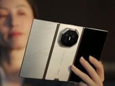 Oltre al colore principale, il viola, l’Huawei Mate XT2 sarà disponibile anche nelle varianti oro/bianco e oro/nero.