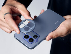 Il Realme GT 8 Pro nella sua finitura Urban Blue con la piastra della fotocamera rimossa. (Fonte: Realme)
