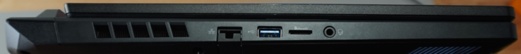 Porte a sinistra: lAN da 1 Gbit, USB-A (5 Gbit/s), slot microSD, auricolare