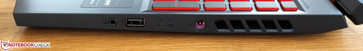 Lato Destro: jack da 3.5 mm cuffie e microfono, USB 2.0 Type-A, alimentazione