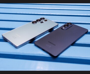 Samsung Galaxy S25 Ultra e Galaxy S25 Edge sono affiancati su una panchina blu, mettendo in evidenza i loro moduli fotocamera e la struttura sottile in metallo (Fonte: Notebookcheck)