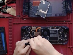 Steam Deck OLED medio smontato. (Fonte: SlickBuys Mods and Repairs)