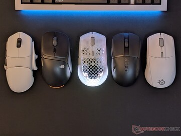 Orbital Pathfinder, Glorious Model D3 Wireless, Aerox 3 Wireless Gen 2, NZXT Lift Elite, SteelSeries Rival 3 Wireless Gen 2 (da sinistra a destra).