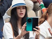 Il presunto Vivo X Fold 6 nelle mani di Zhu Zhu.