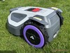 Parte posteriore del tosaerba robot, maniglia sul lato inferiore