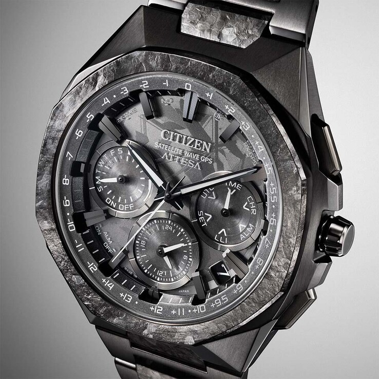 L'orologio Citizen Attesa Satellite Wave GPS, interamente nero, presenta una lunetta ottagonale con una caratteristica finitura in titanio a motivo cristallino.