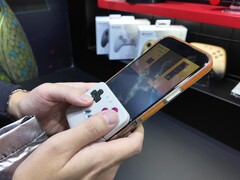 Il nuovo controller si aggancia alla parte inferiore del telefono, trasformandolo in una console portatile in stile Game Boy. (Fonte immagine: @yoshivesmovie su X)