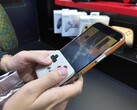 Il nuovo controller si aggancia alla parte inferiore del telefono, trasformandolo in una console portatile in stile Game Boy. (Fonte immagine: @yoshivesmovie su X)