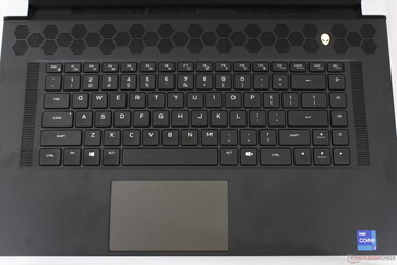 Dell ha rinnovato il layout della tastiera per omettere il NumPad e i tasti Macro dedicati in favore di tasti freccia più grandi e più griglie di ventilazione
