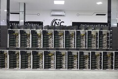 I minatori di criptovaluta stanno ora impiegando un hardware da workstation per le loro esigenze di mining (immagine via @I_Leak_VN su Twitter)