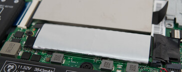 Uno sguardo al Samsung PM981, coperto da una pellicola protettiva, nella nostra unità di prova.