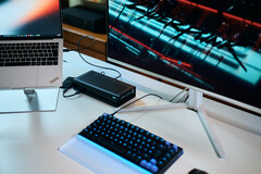 Un'eGPU Aorus RTX 5060 Ti AI Box collegata a un portatile Lenovo ThinkPad X9 su cui è in esecuzione Cyberpunk 2077 su un monitor esterno.