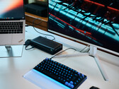 Un'eGPU Aorus RTX 5060 Ti AI Box collegata a un portatile Lenovo ThinkPad X9 su cui è in esecuzione Cyberpunk 2077 su un monitor esterno.