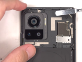 Un Edge 30 Ultra smontato. (Fonte: PBKReviews)