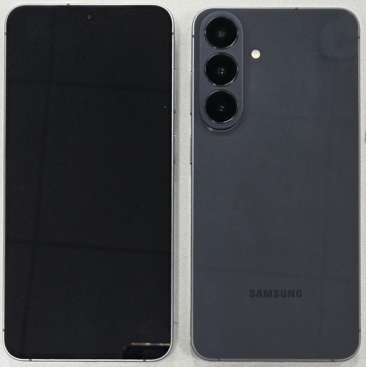 Rispetto a Galaxy A57, la nuova striscia della fotocamera di Galaxy S26 FE arriva fino al bordo.
