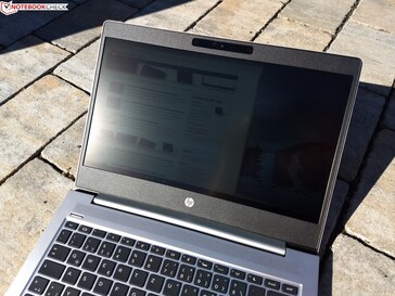 Utilizzo dell'HP ProBook 430 G6 all'aperto sotto la luce diretta del sole
