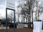 I nuovi caricatori sono dotati di una nuova segnaletica Tesla (immagine: @fritsvanens)