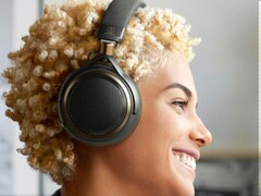 Le cuffie wireless Audio-Technica ATH-AL5NC riproducono musica ad alta risoluzione con un palcoscenico sonoro ampio e arioso grazie al loro design a retro aperto.