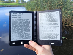 L'e-reader Diptyx (nella foto) gestisce la ricarica e il trasferimento di file tramite USB-C. (Fonte immagine: u/spacerower via r/ereader)
