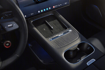 Xiaomi SU7 (2026) nel nuovo colore Capri Blue: la berlina sportiva elettrica sta ricevendo più di un semplice lifting. (Fonte: Xiaomi)