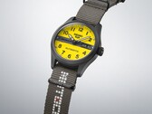 Primo piano del Seiko 5 Sports Field x Honda Motocompo Limited Edition che mette in risalto il quadrante giallo, il logo Honda e la corona incisa.