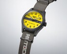 Primo piano del Seiko 5 Sports Field x Honda Motocompo Limited Edition che mette in risalto il quadrante giallo, il logo Honda e la corona incisa.