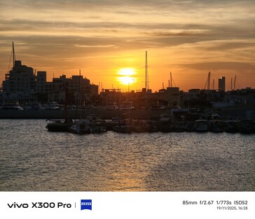 Vivo X300 Pro 85 mm Illuminazione Raw.