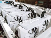 Le schede ZOTAC Gaming GeForce RTX 30 Series White Edition sono collegate, apparentemente pronte per il crypto mining. (Fonte immagine:@ZOTAC_USA)