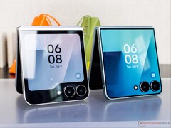 Il Galaxy Z Flip 7 (a destra) presentava un display di copertura più ampio rispetto al Galaxy Z Flip 6 (a sinistra).
