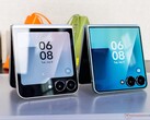 Il Galaxy Z Flip 7 (a destra) presentava un display di copertura più ampio rispetto al Galaxy Z Flip 6 (a sinistra).