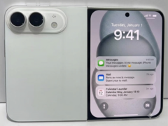 Un modello di design dell'iPhone Ultra pieghevole in bianco.