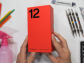 Il OnePlus 12. (Fonte: JerryRigEverything via YouTube)