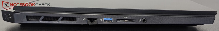 A sinistra: LAN, USB-A (10 Gbps), lettore SD, auricolare