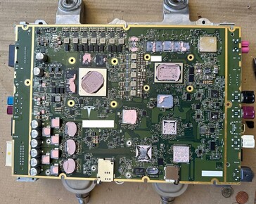 Nuova scheda di infotainment con CPU e GPU AMD, 16 GB di RAM e SSD NVMe da 256 GB. (Fonte immagine: @greentheonly su Twitter)